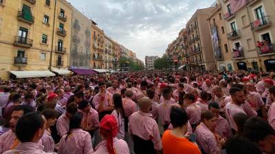 Els castellers comencen a posar-ho a punt. Foto: Marina Pérez