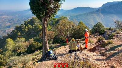 Los servicios de emergencias atendiendo a la víctima. Foto: Bombers