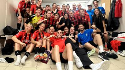 El equipo rojinegro, celebrando la goleada ante el Cerdanyola. foto. REUS FEMENÍ