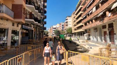 Ayer se pusieron en marcha los trabajos finales de pavimentación en la Rambla Jaume I. Foto: Ajuntament de Cambrils
