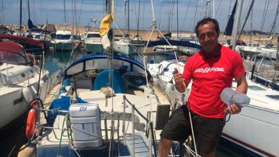 Nacho Álvarez en el barco en el que vive en Segur de Calafell. FOTO: JMB