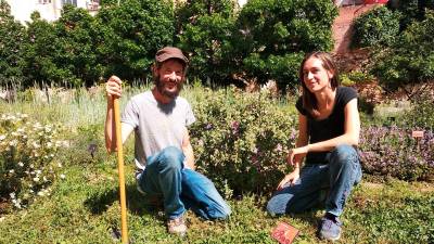 Guillem Figueras y Natacha Filippi en el jardín que han plantado en el Museu de la Vida Rural de L’Espluga de Francolí. foto: àngel juanpere