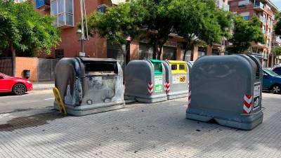 Contenedor quemado en la calle Salvador Espriu de Tarragona. Foto: Carla Pomerol
