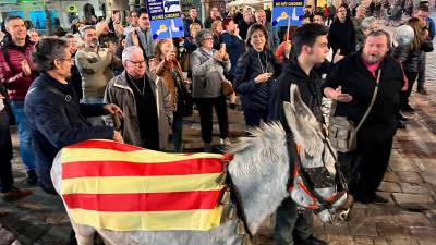 El asno con la bandera catalana ha sido el epicentro de las miradas de la concentración. Foto: Alfredo González