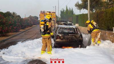 Dos efectivos de los Bombers, apagando el fuego.