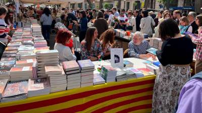 Los autores estan presentes en varias de las paradas para firmar ejemplares. Foto: T.Alonso