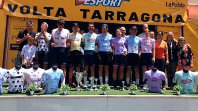 Todos los premiados posan con sus títulos y maillots en el escenario de Reus. foto: adrià miró canturri