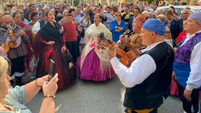 Interpretación de jotas a la salida de la misa aragonesa celebrada el día del Pilar. Foto: alba mariné