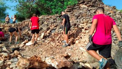 Camp de treball a Amposta per recuperar les barraques de pedra seca. Foto: Ajuntament d’Amposta