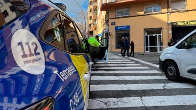 Imagen de un coche de la policía de Terrassa después de un incidente con arma blanca. Foto: ACN