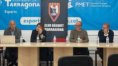 Jacint Rodríguez y Núria Grados, durante la asamblea extraordinaria del CBT en la que se conoció el relevo. Foto: Club Bàsquet Tarragona