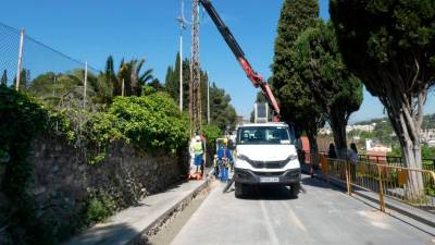 Operarios de Endesa retiran la torre eléctrica del paseo de Torroja de Tarragona. Foto: ACN