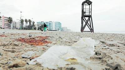 Los plásticos que están en la arena, la mayoría procedentes del mar, serán retirados este domingo. Foto: Alba Mariné