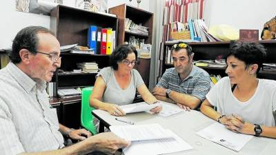 Josep Moreno, Carmen del Río, Antonio Ros i Anna Lledó durant la signatura del contracte ahir al matí. Foto: pere ferré