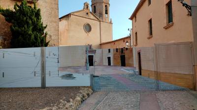 El mural cerrado de la plaza de l’Església, ya terminado. FOTO: Cedida