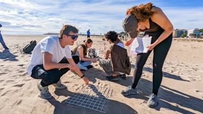 Los jóvenes son alumnos de Geografía que llevan a cabo un proyecto sobre el comportamiento de las dunas. foto: Àngel Ullate