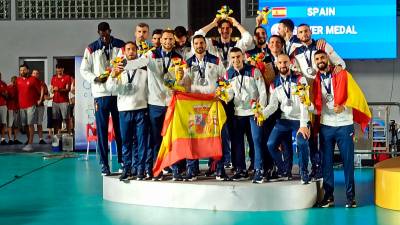 Los jugadores de la selección española de voleibol, en el podio con su medalla de plata. FOTO: RFEVB