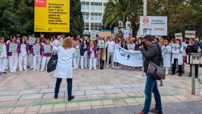 Personal sanitario protestando enfrente del hospital Joan XXIII. Foto: A.Rodríguez