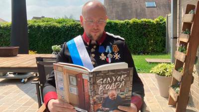 El gran duc de Flandrensis Nicholas I amb el llibre ‘Senyor Boada’ (Ganzell, 2022). Foto: Delphine Soenen