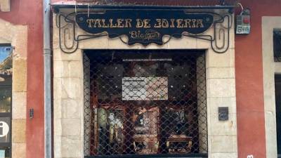 Fotografia autografiada pels germans Blázquez d’un dels còctels de L’Antiquari, on també apareix el senyor Boada i Tomàs Yago, en un dels quadres que decora Casa Boada. foto: E. B.