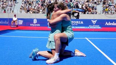 Paula Josemaría y Ari Sánchez se abrazan tras la victoria en la final del Master de Marbella. foto: wpt