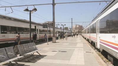 Los trenes de cercan&iacute;as en la estaci&oacute;n de Tarragona