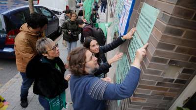 Instante de la pegada de carteles del personal educativo en la fachada de los Serveis Territorials de Educació de Tarragona. Foto: Pere Ferré