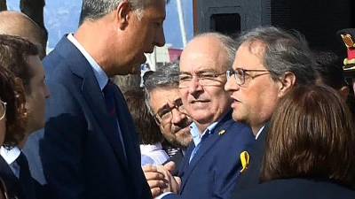 Xavier García-Albiol (PP) y el president Quim Torra discuten en Cambrils en el homenaje a las víctimas. dt