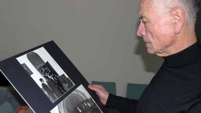 Guillem Martínez Molinos observando las fotos que hizo durante los tres días de la Caputxinada, 9, 10 y 11 de marzo de 1966. Foto: Josep Torrents- Fondo Guillem Martínez