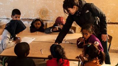 La docente Vicky Boada, realizando un taller a los niños refugiados de Smara. Foto: Elisa alegre-Agís