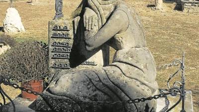 L’escultura d’una ploramort vetlla la tomba dels pares de l’escultor Joan Segur. FOTOS: Tate Cabré i Joan Revillas