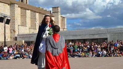 El cavaller Sant Jordi entregant la rosa a la princesa a la plaça de Sant Francesc de Montblanc. Foto: Montse Plana