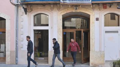 Imagen de los agentes saliendo del consistorio. Alfredo Gonz&aacute;lez