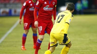 Julio Álvarez encara al futbolista del CFReus David Haro en el partido de la pasada jornada Los Pajaritos. Foto: Mario Tejedor/Heraldo de Soria