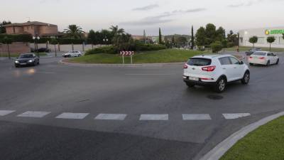 El accidente se produjo en la rotonda de la Via Augusta con la calle Ramon Salas i Ricomà Foto: lluís milián
