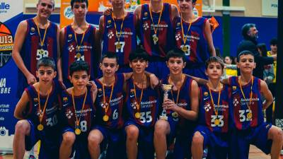 Los jugadores del FC Barcelona posan con la copa y las medallas de oro. foto: carlos sellarès