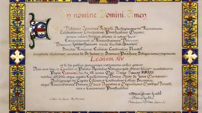 Acta sobre la aceptación de la condición de pontífice y el nombre que ha asumido León XIV, redactada por el Maestro de las Celebraciones Litúrgicas Pontificias con función de notario. Foto: ACN