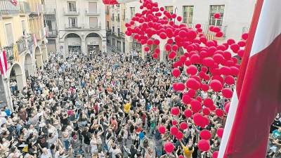 La plaça del Blat plena de gent abans de fer petar els globus. Foto: Alfredo González