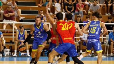 Uno de los nuevos fichajes, Alex Doche, disputó su segundo partido de azulado. Foto: Pere Ferré