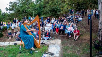 El público en el auditorio al aire libre de Cabañitas del Bosque, en Albeida. FOTO: Noia Harp Fest