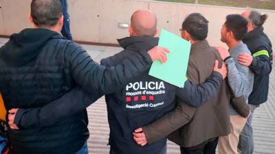 El hijo de la desaparecida y los familiares que se desplazaron a Tarragona dando las gracias a los Mossos. Foto: Mossos d’Esquadra