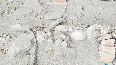 Pedres corresponents al que semblen uns vestigis d’assentament humà dins l’abric del Molí del Salt. FOTO: Àngel Juanpere