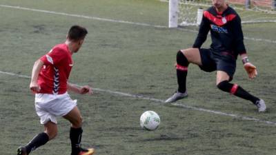 El portero Toni evita el gol de Brugui en el partido de ida en el Municipal de La Pobla. Foto: LLUÍS MILIÁN
