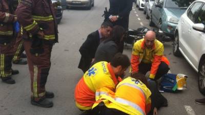 Los servicios de emergencia atendiendo al motorista herido en la calle Manuel de Falla. FOTO: HELDER MOYA