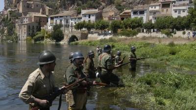 Una recreació del pas del riu de les tropes republicanes a l´altura de Miravet, el 2006. Foto: Joan Revillas