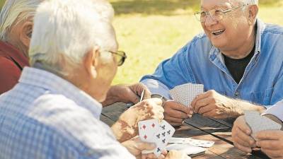 Juegos como las tradicionales cartas o el dominó incorporan la parte social, con la de cálculo y de memoria. Foto: Getty Images