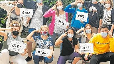 Algunos participantes en la edición de la prueba del año pasado, haciendo el gesto de la epilepsia. FOTO: CEDIDA