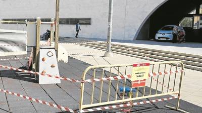 Un parc infantil tancat a la pla&ccedil;a del Carrilet de Tortosa. FOTO: j. revillas