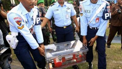 Soldados portan la caja negra del avión de AirAsia. Foto: EFE