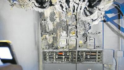Efectos del incendio en un cuadro eléctrico en Tarragona. Foto: Pere Ferré